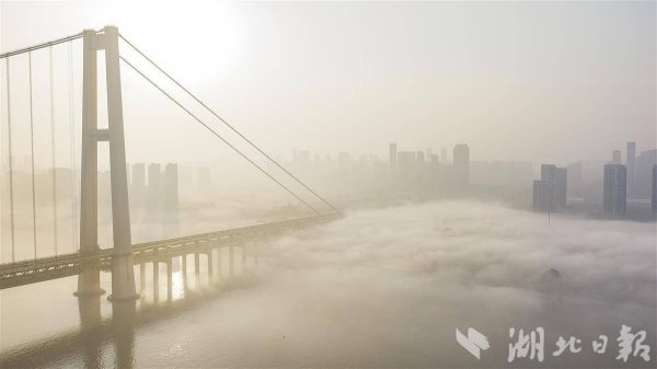 长江武汉段出现雾锁大江景观，雾气腾腾