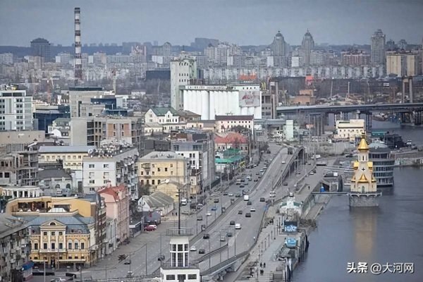乌克兰称基辅凌晨遭俄猛烈袭击，发生爆炸，有建筑物被坠落的无人机残骸击中；基辅市长紧急提醒：所有市民务必待在避难所内