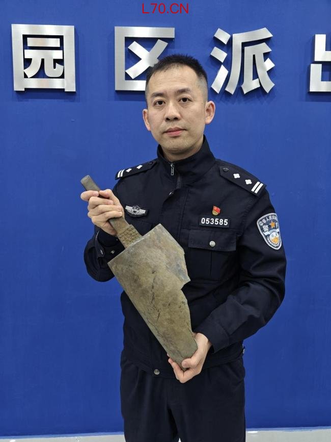 老夫妻捡到铁疙瘩上交 竟是国宝