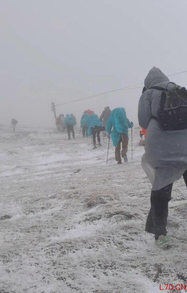 五台山狂风大雪多名驴友被困 紧急救援展开