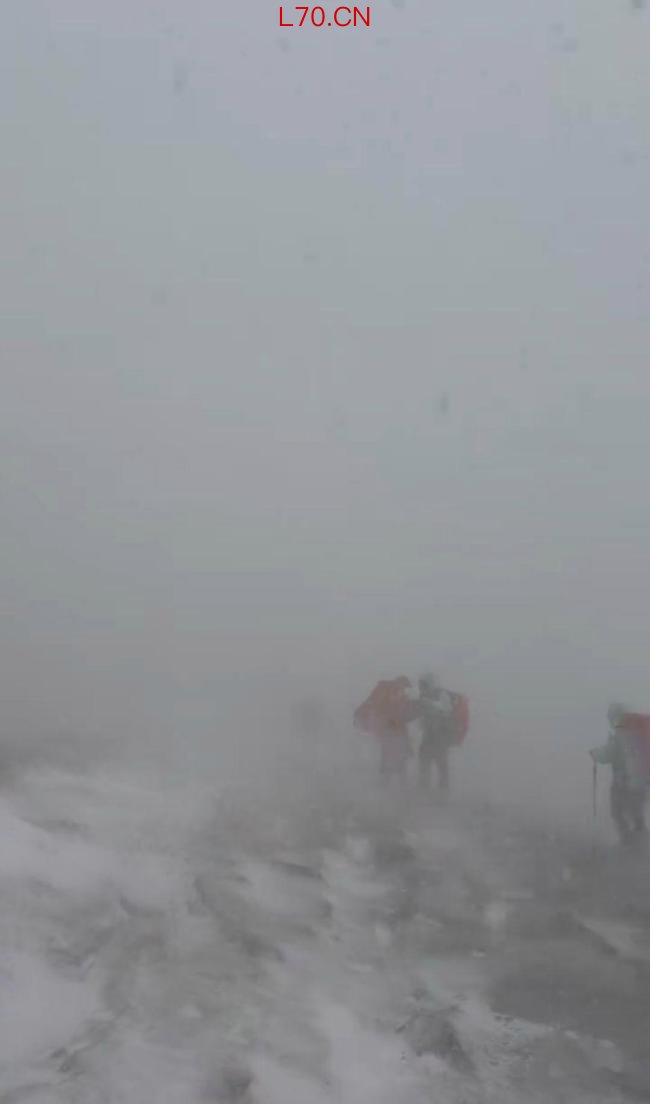五台山狂风大雪多名驴友被困 紧急救援展开