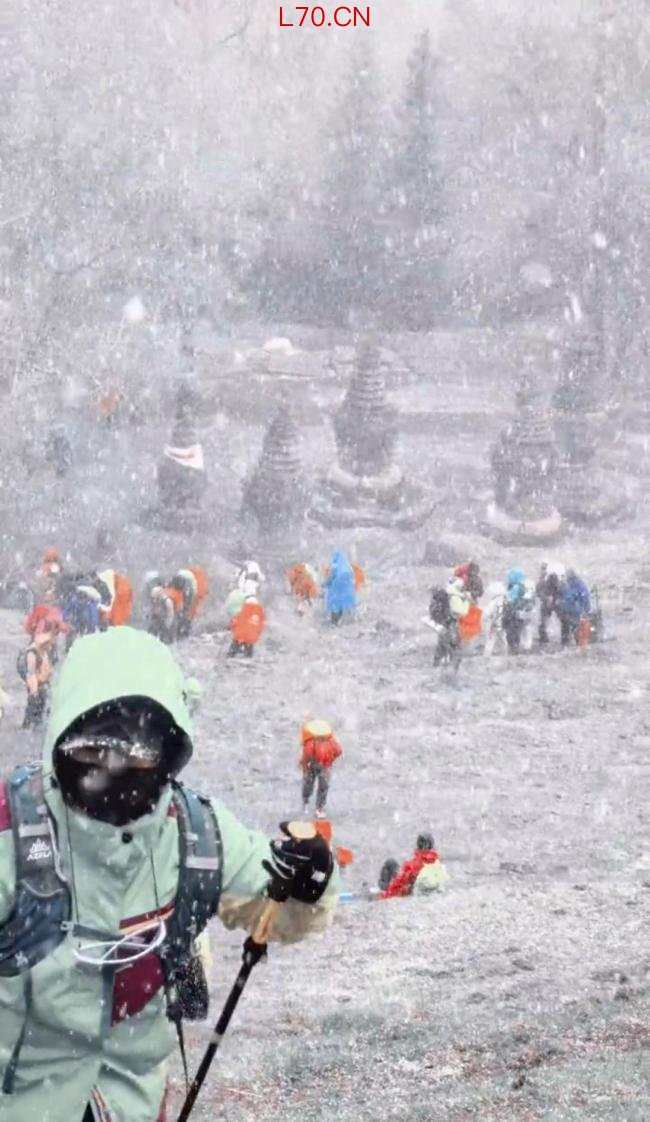 五台山狂风大雪多名驴友被困